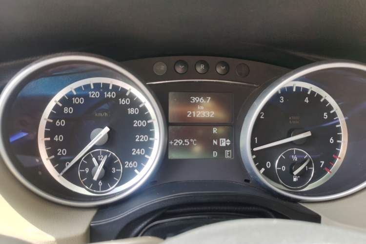 Used Mercedes-Benz R-Class 2010 R 350 L 4MATIC Odometer Close Up