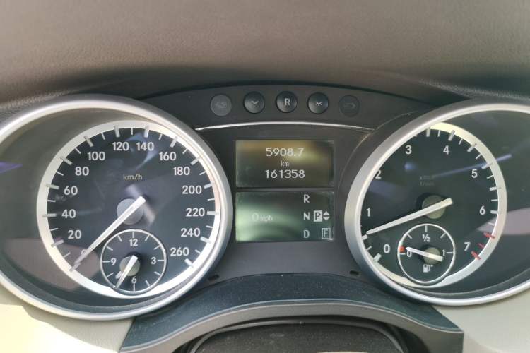 Used Mercedes-Benz R-Class 2010 R 350 L 4MATIC Odometer Close Up