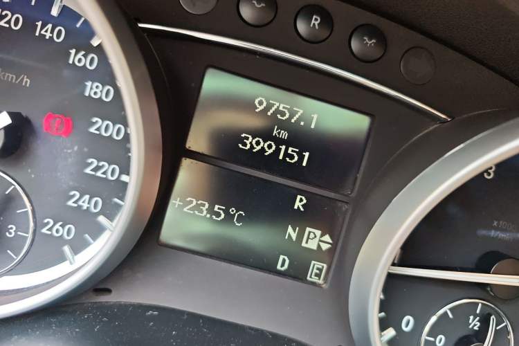 Used Mercedes-Benz R-Class 2010 R 300 L Business Model Odometer Close Up