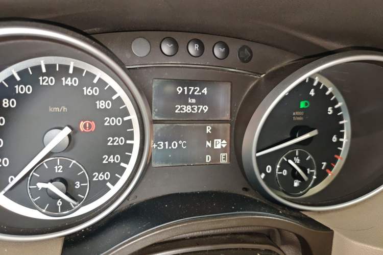 Used Mercedes-Benz R-Class 2010 R 350 L 4MATIC Odometer Close Up