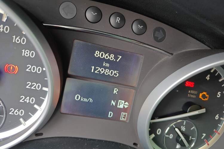 Used Mercedes-Benz R-Class 2010 R 350 L 4MATIC Odometer Close Up