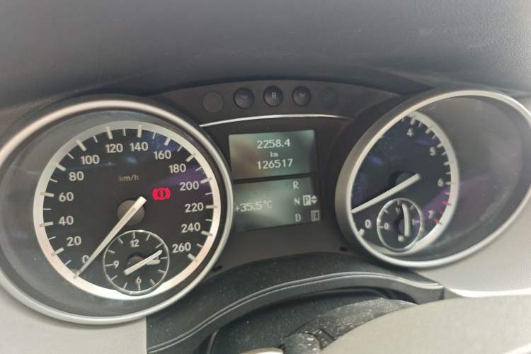 Used Mercedes-Benz R-Class 2010 R 350 L 4MATIC Odometer Close Up