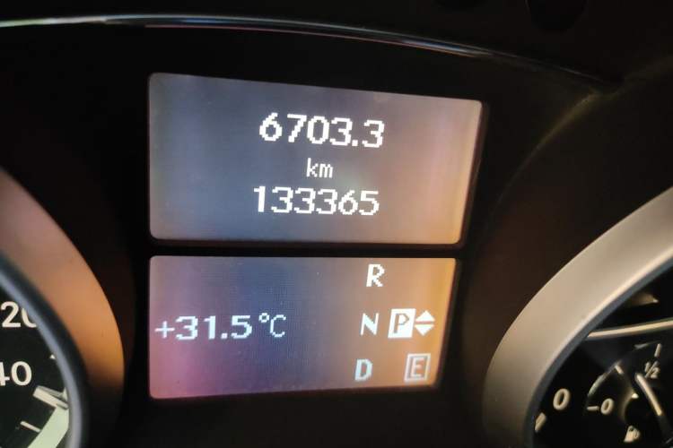 Used Mercedes-Benz R-Class 2010 R 350 L 4MATIC Odometer Close Up