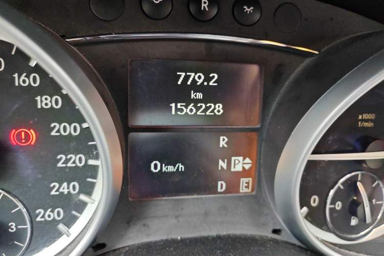 Used Mercedes-Benz R-Class 2010 R 300 L Business Model Odometer Close Up