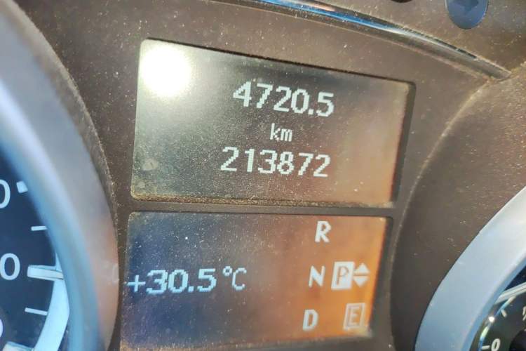 Used Mercedes-Benz R-Class 2010 R 350 L 4MATIC Odometer Close Up