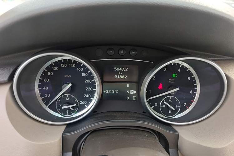 Used Mercedes-Benz R-Class 2010 R 300 L Business Model Odometer Close Up