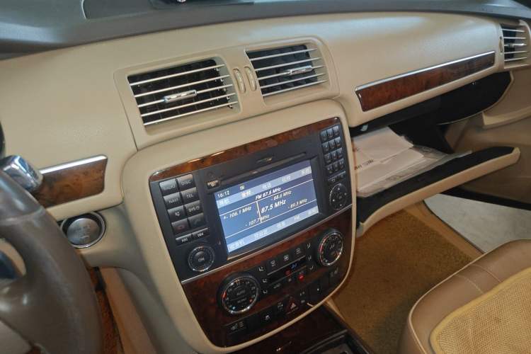 Used Mercedes-Benz R-Class 2010 R 350 L 4MATIC Odometer Close Up