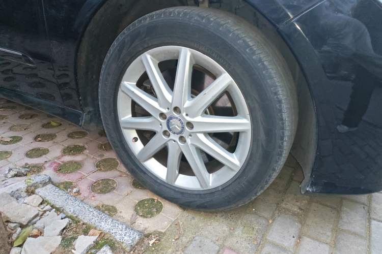 Used Mercedes-Benz R-Class 2010 R 500 L 4MATIC Grand Edition Right Front Wheel Hub