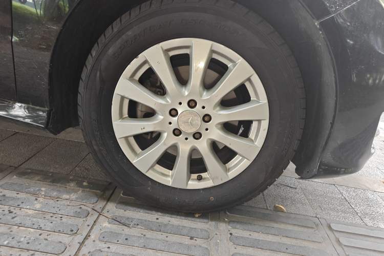 Used Mercedes-Benz R-Class 2010 R 300 L Business Model Right Front Wheel Hub