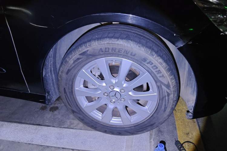 Used Mercedes-Benz R-Class 2010 R 350 L 4MATIC Grand Edition Right Front Wheel Hub