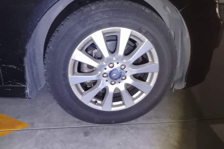 Used Mercedes-Benz R-Class 2010 R 300 L Luxury Model Right Front Wheel Hub