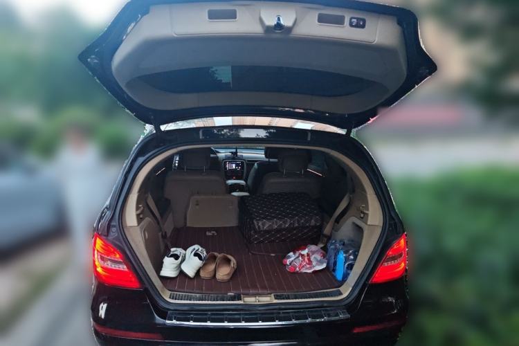 Used Mercedes-Benz R-Class 2010 R 350 L 4MATIC Trunk