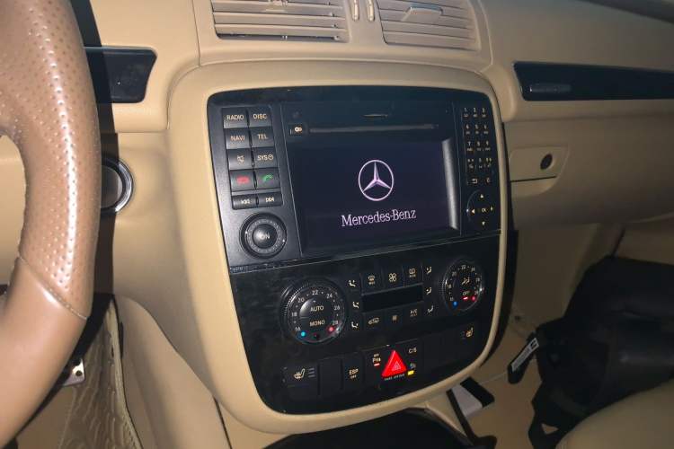 Used Mercedes-Benz R-Class 2010 R 350 L 4MATIC Grand Edition Audio And AC Panel
