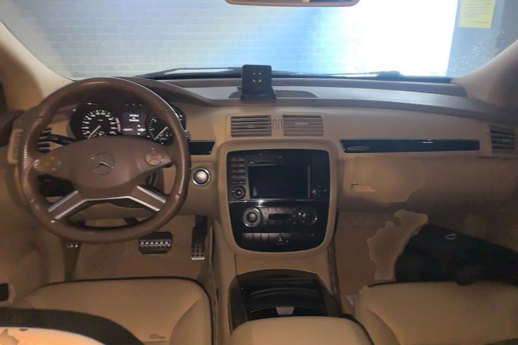 Used Mercedes-Benz R-Class 2010 R 350 L 4MATIC Grand Edition Center Console