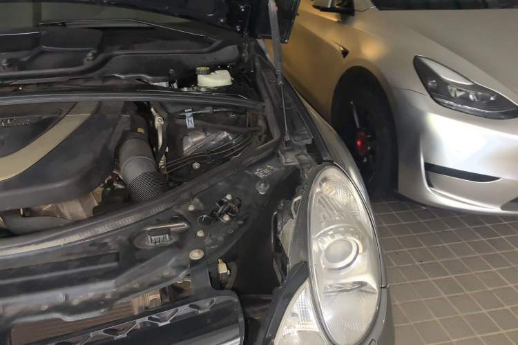 Used Mercedes-Benz R-Class 2010 R 350 L 4MATIC Grand Edition Engine Bay Left