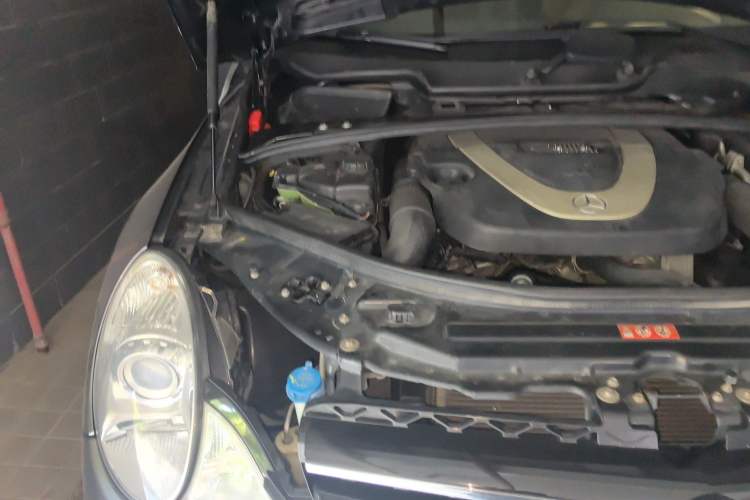 Used Mercedes-Benz R-Class 2010 R 350 L 4MATIC Grand Edition Engine Bay Right