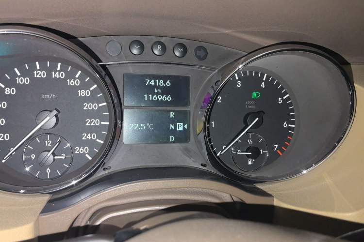 Used Mercedes-Benz R-Class 2010 R 350 L 4MATIC Grand Edition Odometer Close Up