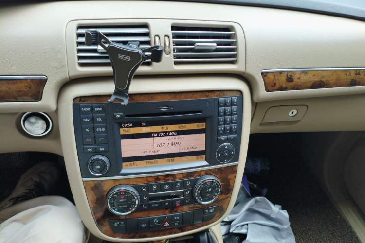 Used Mercedes-Benz R-Class 2010 R 350 L 4MATIC Audio And AC Panel