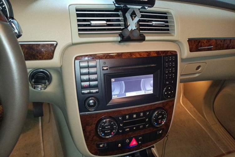 Used Mercedes-Benz R-Class 2010 R 300 L Business Model Audio And AC Panel
