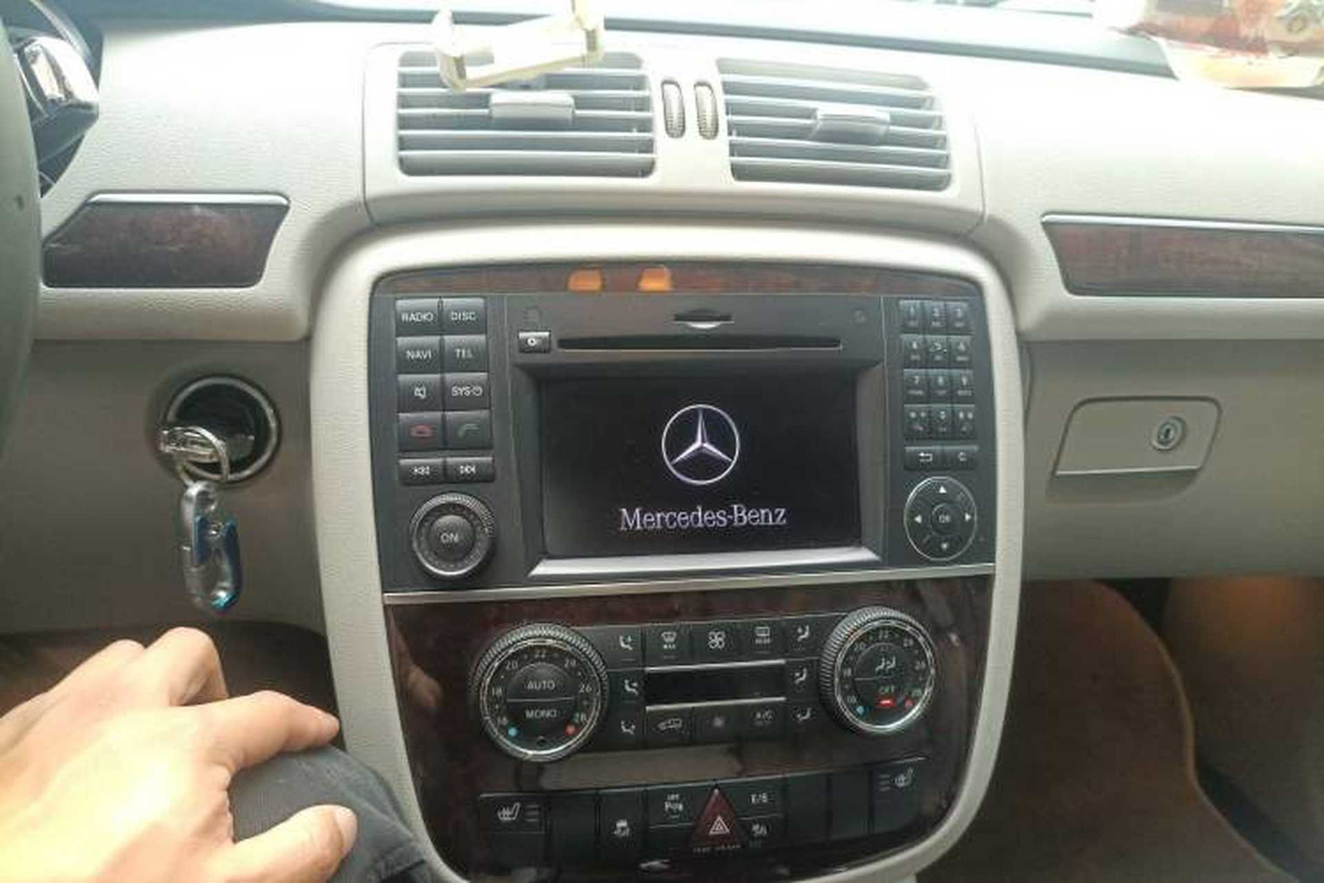 Used Mercedes-Benz R-Class 2010 R 350 L 4MATIC Audio And AC Panel