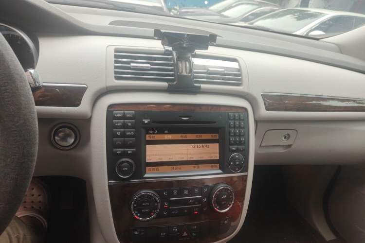 Used Mercedes-Benz R-Class 2010 R 350 L 4MATIC Audio And AC Panel