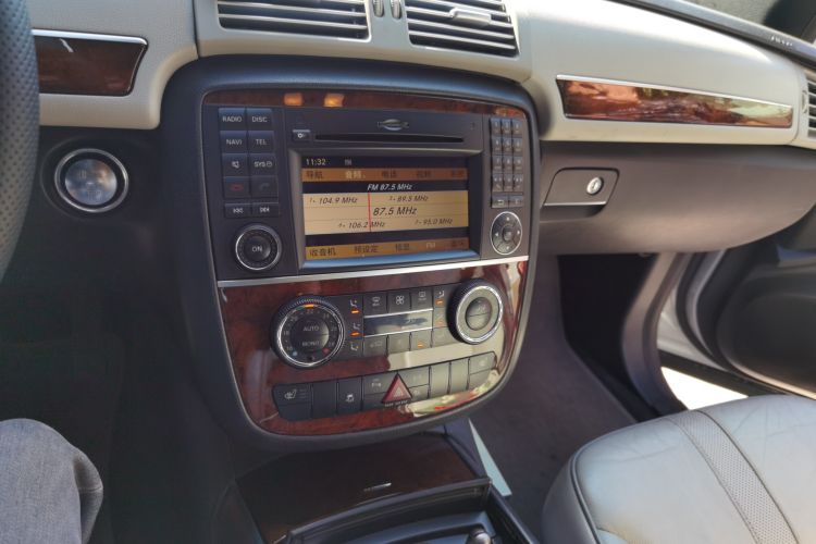 Used Mercedes-Benz R-Class 2010 R 350 L 4MATIC Audio And AC Panel