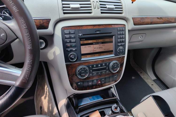 Used Mercedes-Benz R-Class 2010 R 350 L 4MATIC Grand Edition Audio And AC Panel