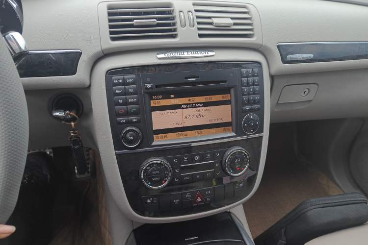 Used Mercedes-Benz R-Class 2010 R 350 L 4MATIC Grand Edition Audio And AC Panel