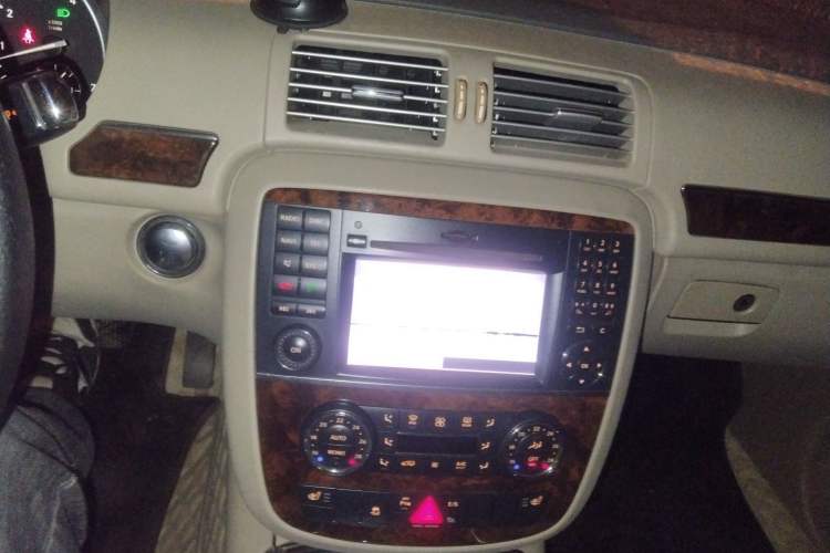 Used Mercedes-Benz R-Class 2010 R 350 L 4MATIC Audio And AC Panel