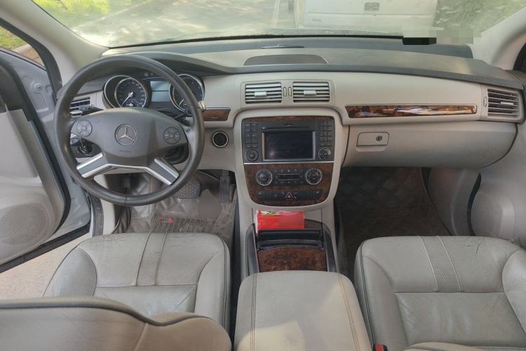 Used Mercedes-Benz R-Class 2010 R 350 L 4MATIC Center Console