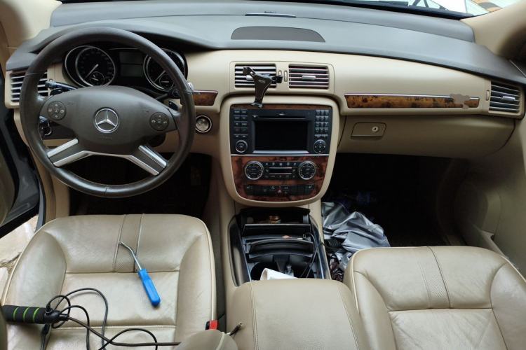 Used Mercedes-Benz R-Class 2010 R 350 L 4MATIC Center Console