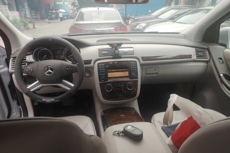 Used Mercedes-Benz R-Class 2010 R 350 L 4MATIC Center Console