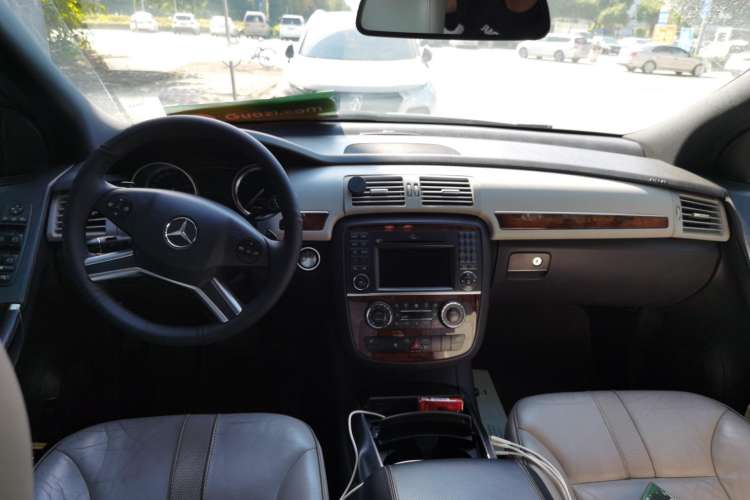 Used Mercedes-Benz R-Class 2010 R 350 L 4MATIC Center Console