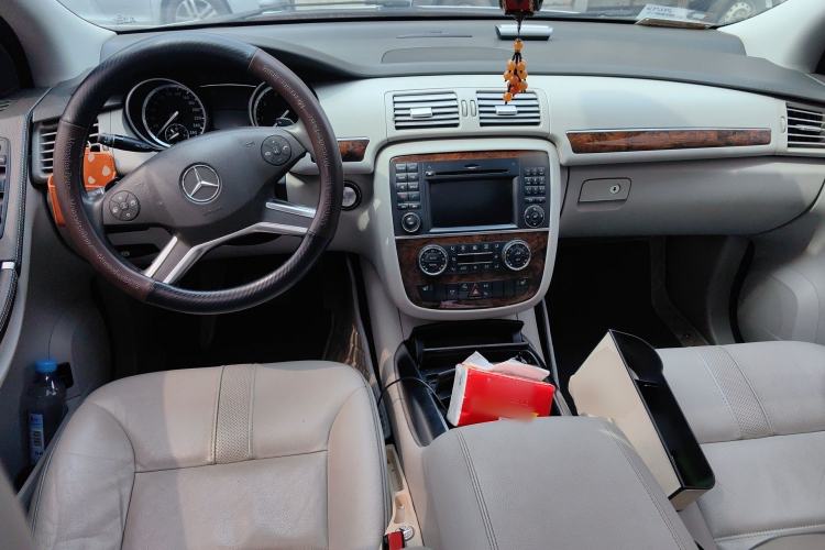 Used Mercedes-Benz R-Class 2010 R 350 L 4MATIC Grand Edition Center Console