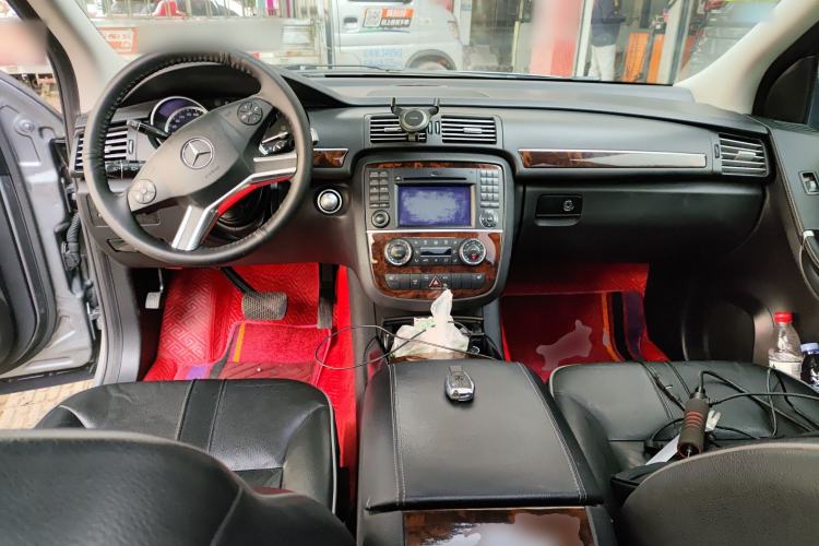 Used Mercedes-Benz R-Class 2010 R 350 L 4MATIC Center Console