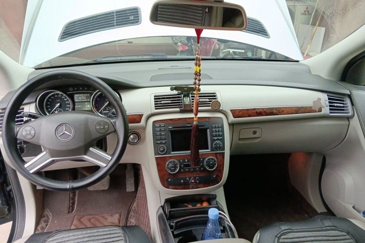 Used Mercedes-Benz R-Class 2010 R 350 L 4MATIC Center Console