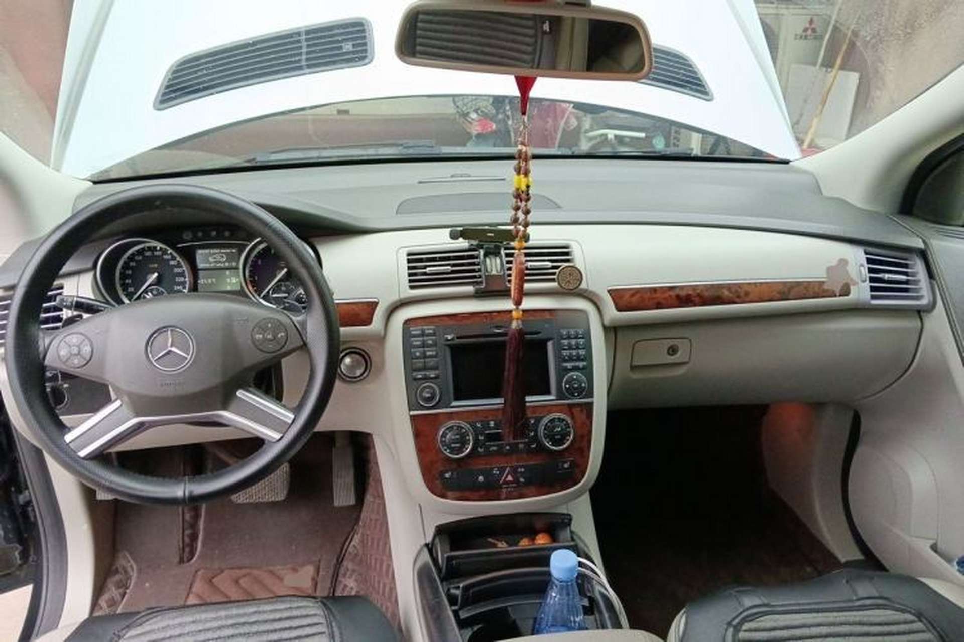 Used Mercedes-Benz R-Class 2010 R 350 L 4MATIC Center Console