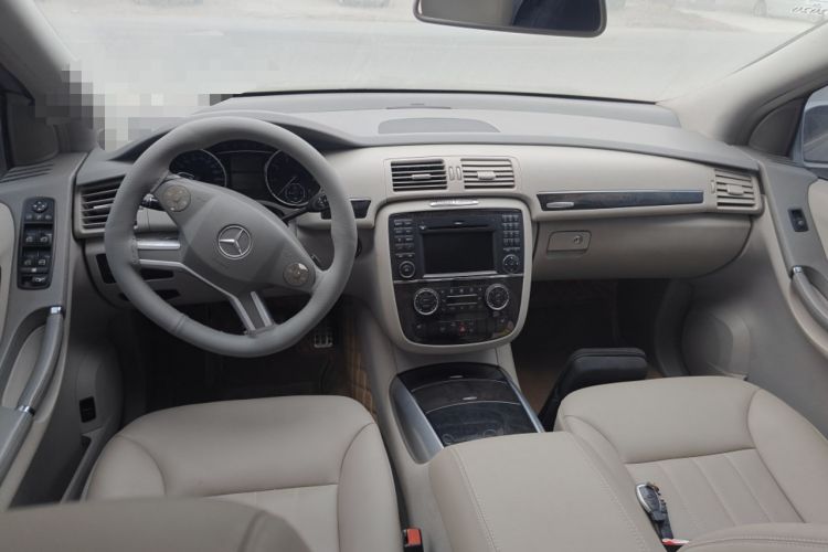 Used Mercedes-Benz R-Class 2010 R 350 L 4MATIC Grand Edition Center Console