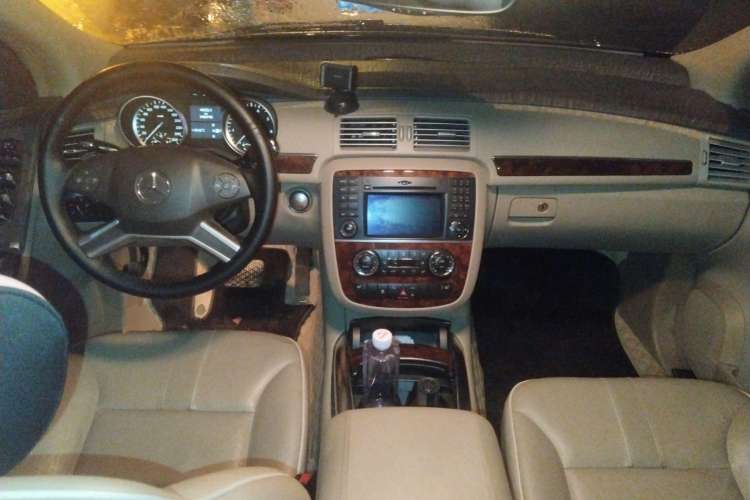 Used Mercedes-Benz R-Class 2010 R 350 L 4MATIC Center Console