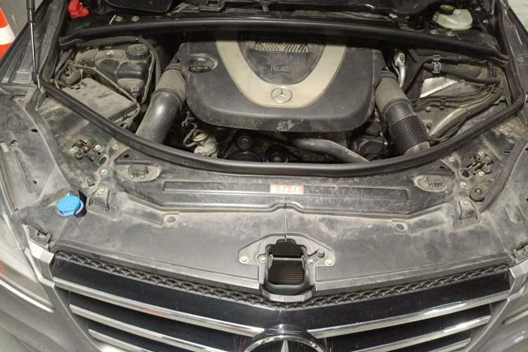 Used Mercedes-Benz R-Class 2010 R 300 L Business Model Engine Bay
