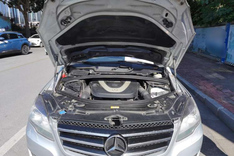 Used Mercedes-Benz R-Class 2010 R 350 L 4MATIC Engine Bay