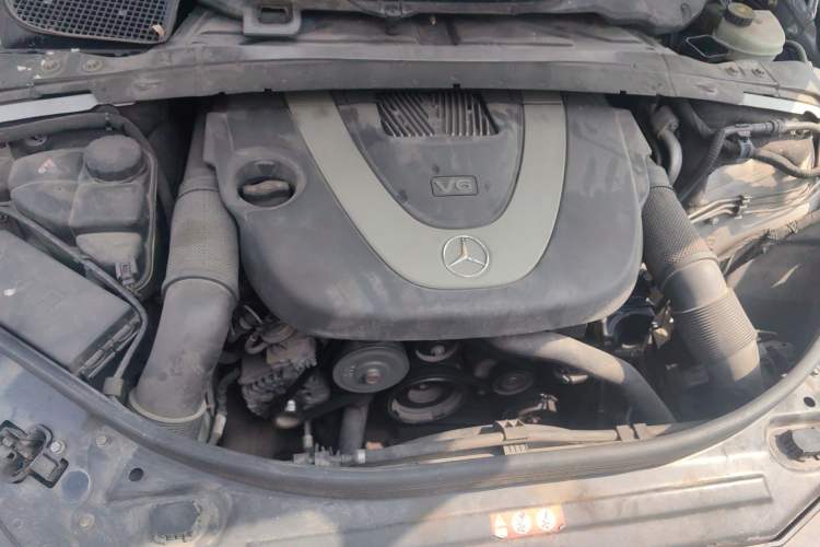 Used Mercedes-Benz R-Class 2010 R 350 L 4MATIC Grand Edition Engine Bay