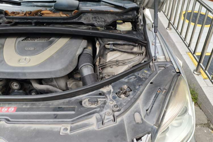 Used Mercedes-Benz R-Class 2010 R 350 L 4MATIC Engine Bay Left