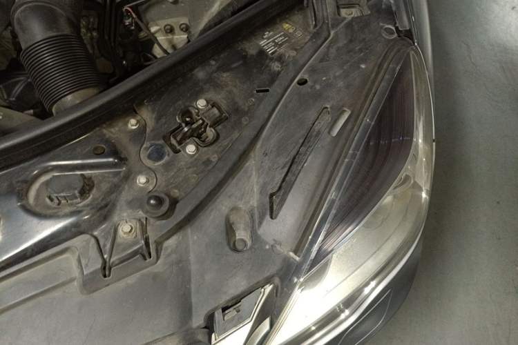 Used Mercedes-Benz R-Class 2010 R 300 L Business Model Engine Bay Left