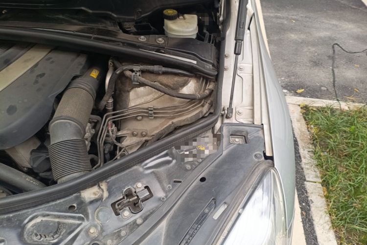 Used Mercedes-Benz R-Class 2010 R 350 L 4MATIC Engine Bay Left