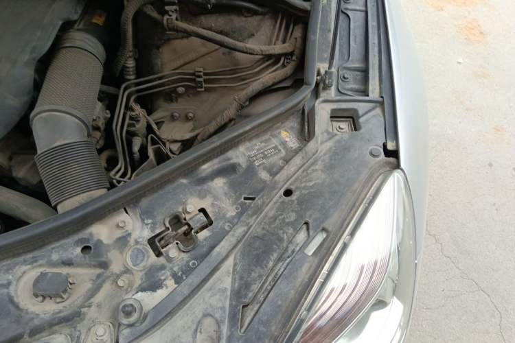 Used Mercedes-Benz R-Class 2010 R 350 L 4MATIC Engine Bay Left