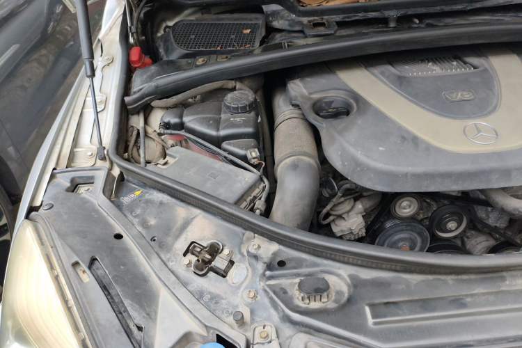 Used Mercedes-Benz R-Class 2010 R 350 L 4MATIC Engine Bay Right