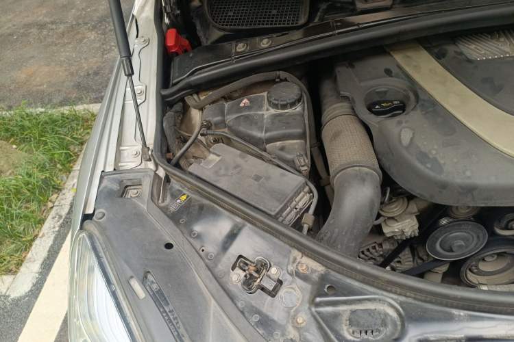 Used Mercedes-Benz R-Class 2010 R 350 L 4MATIC Engine Bay Right