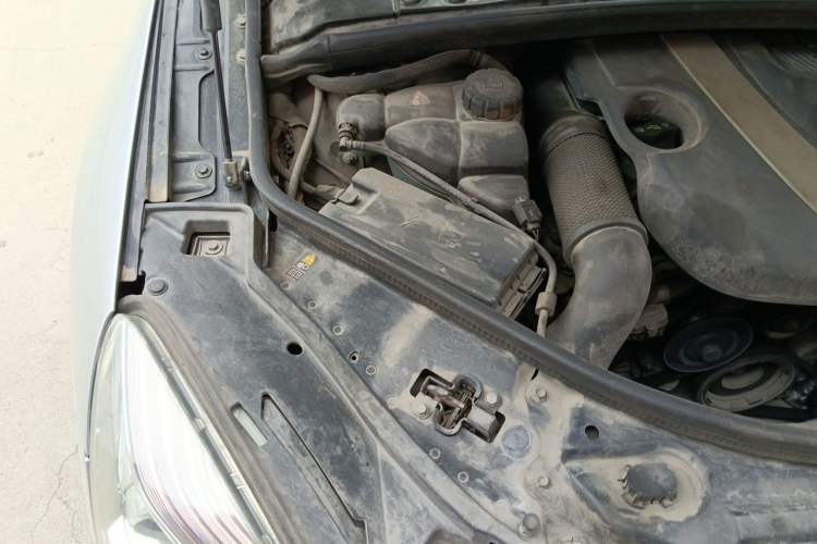 Used Mercedes-Benz R-Class 2010 R 350 L 4MATIC Engine Bay Right