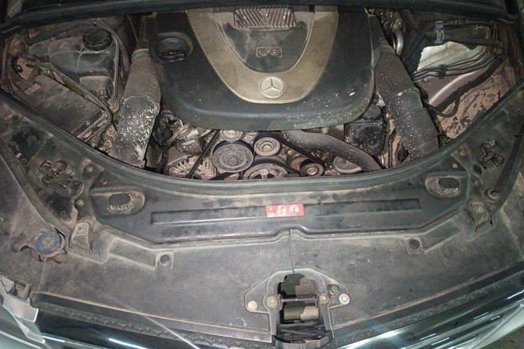 Used Mercedes-Benz R-Class 2010 R 300 L Business Model Engine Bay